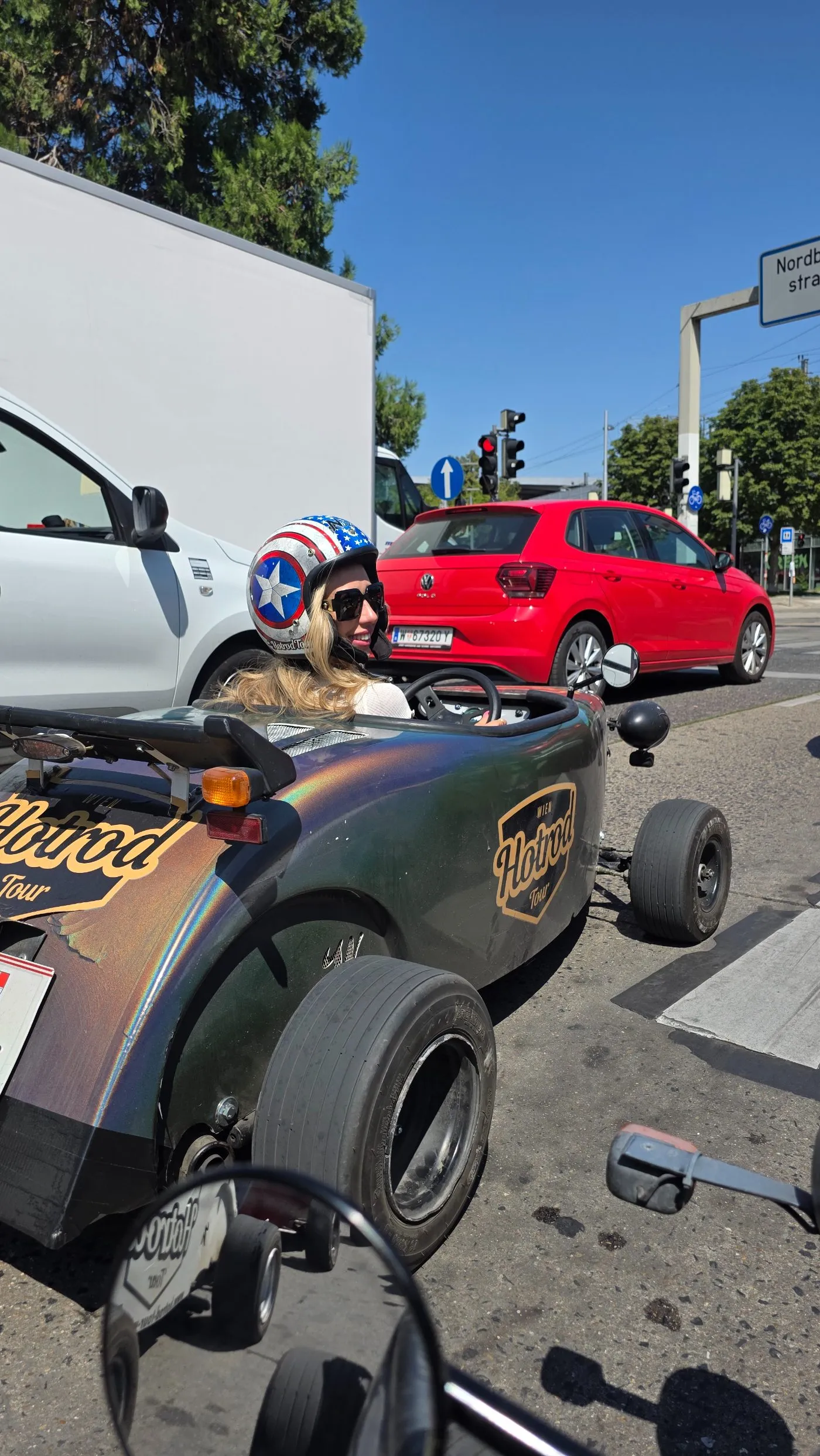 Hotrod Tour Wien — helmet on